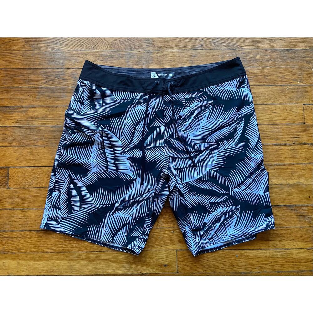 VOLCOM Mod-Tech Hawaii Black/White Floral Boardshorts sz 36